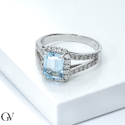 White gold 18k ring with diamonds and aquamarine 