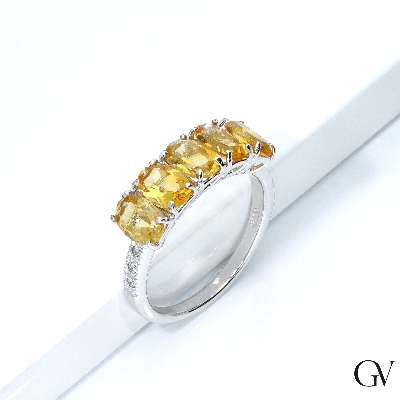 18k white gold ring with citrine and diamonds shoulder set