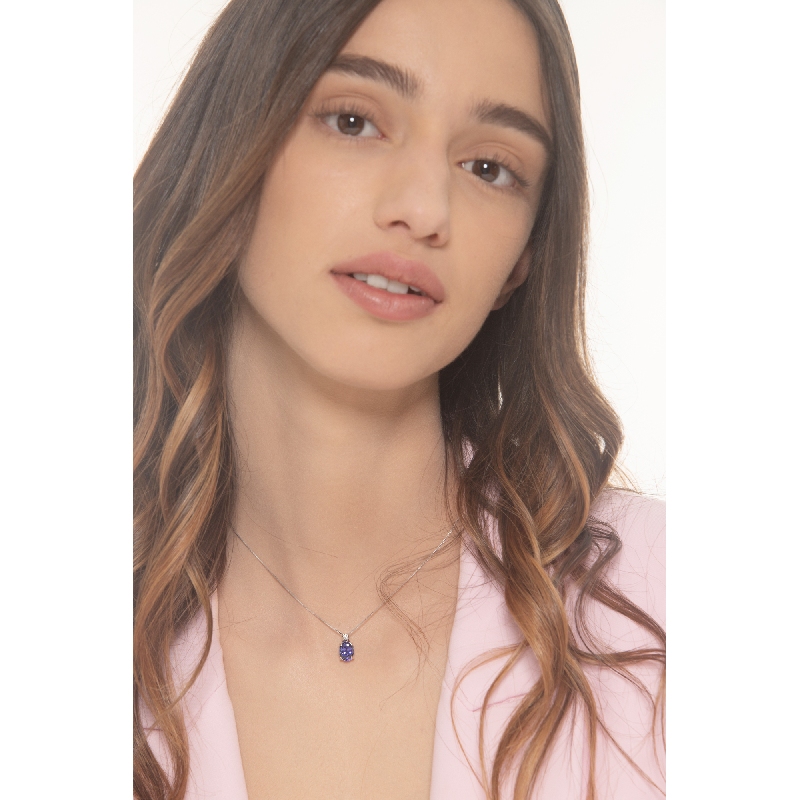 Necklace in white gold 18k with tanzanite oval cut and diamonds Necklace in white gold 18k with tanzanite oval cut and diamonds