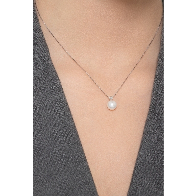 Necklace in 18k white gold with pearl pendant and one diamond