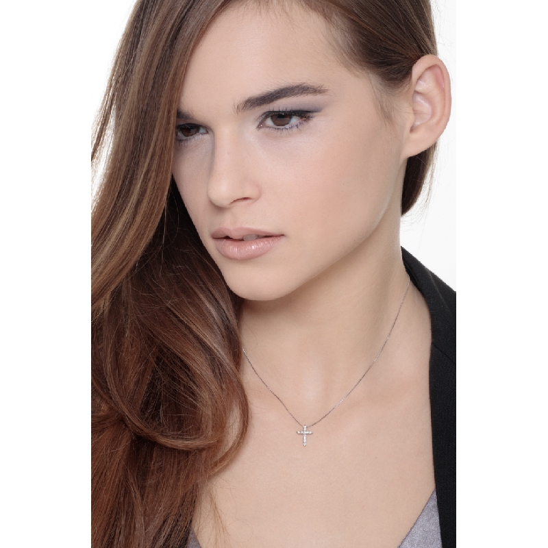 Classic diamond cross pendant 