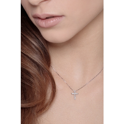 Classic diamond cross pendant 