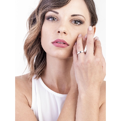 Comfortable wedding ring in 18k white gold