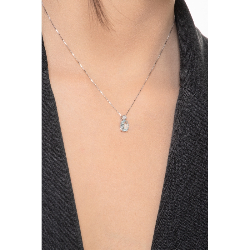 Oval aquamarine pendant with diamond Oval aquamarine pendant with diamond