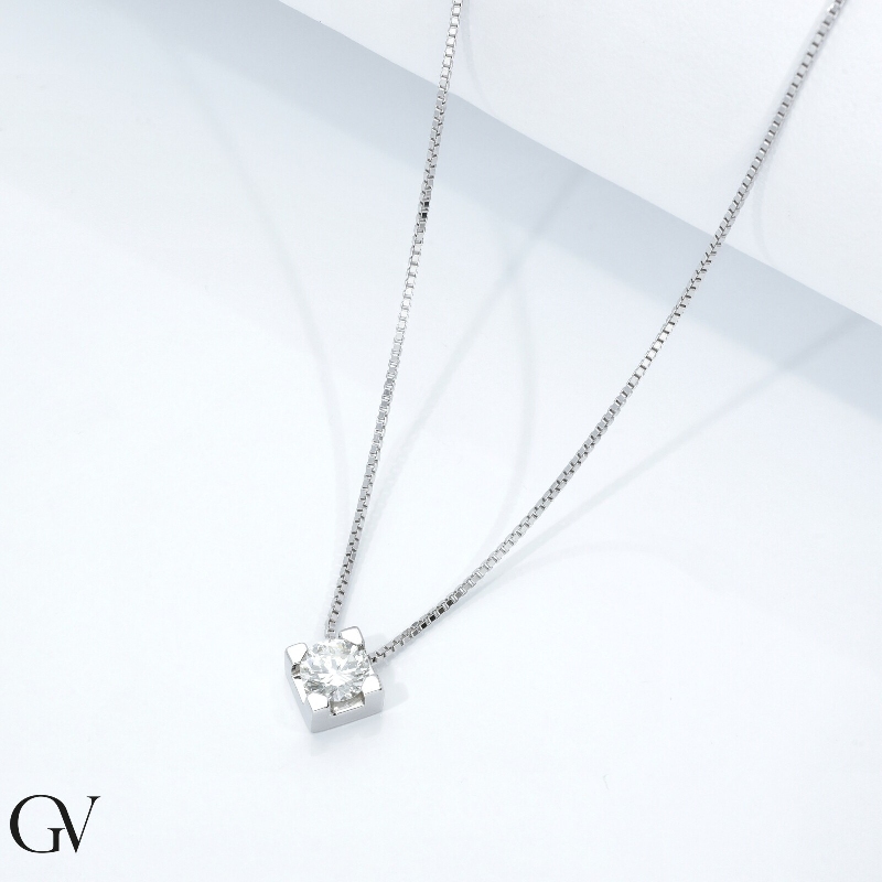 18k white gold solitaire necklace with 0,70 ct diamond