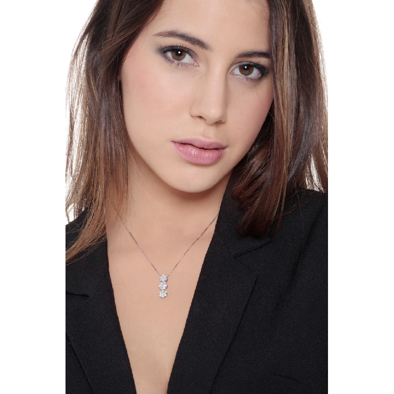 18k white gold necklace with 3 diamond flowers 