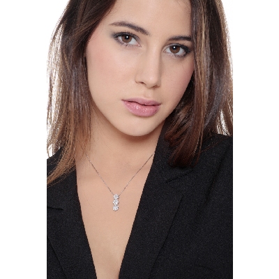 18k white gold necklace with 3 diamond flowers 