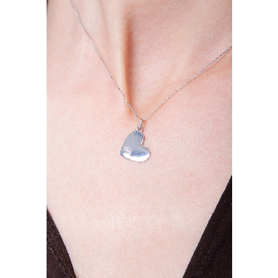 18k white gold inclined flat heart pendant with diamond