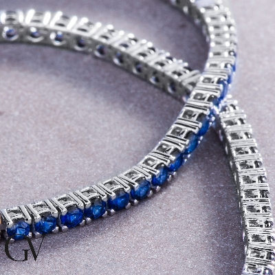 750 white gold tennis bracelet with blue sapphires