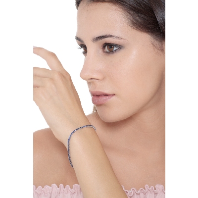 750 white gold tennis bracelet with blue sapphires