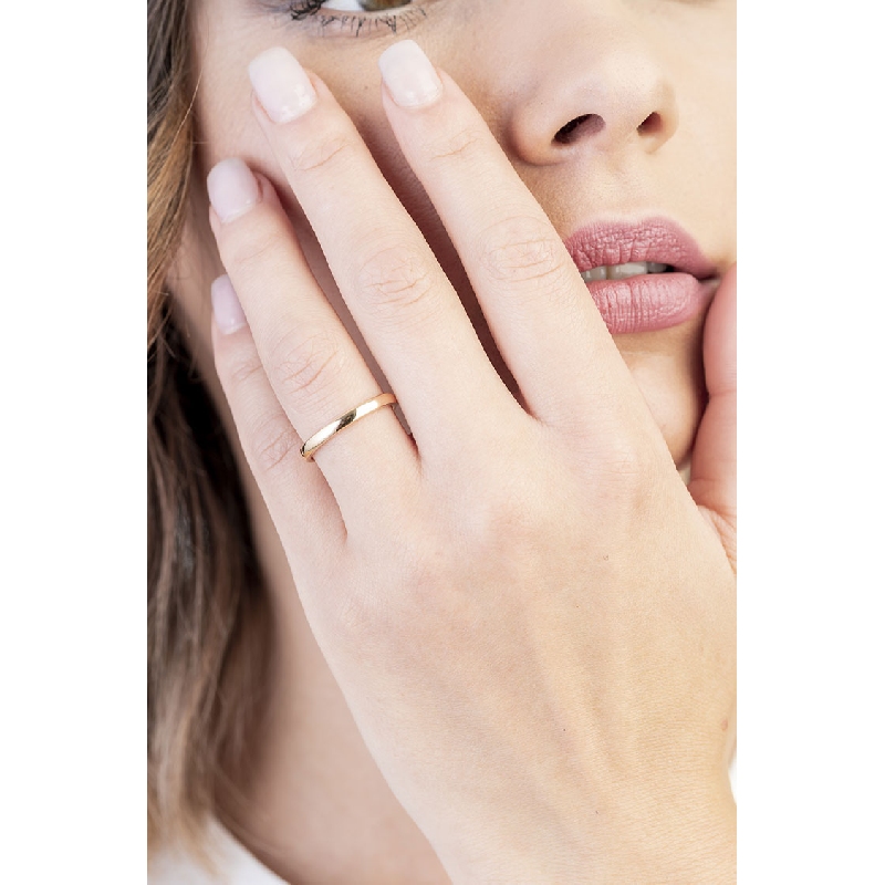 Comfortable wedding ring in 18k yellow gold