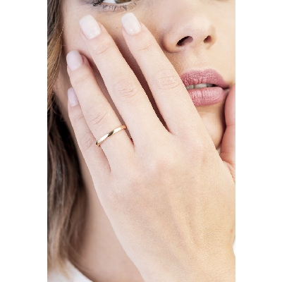 Comfortable wedding ring in 18k yellow gold