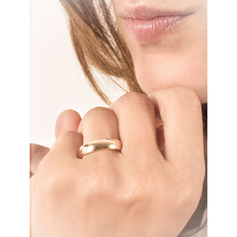 Comfortable wedding band in 18k yellow gold