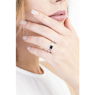 Comfort wedding ring in 18k white gold