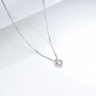 Necklace in white gold 18k with heart pendant with diamonds