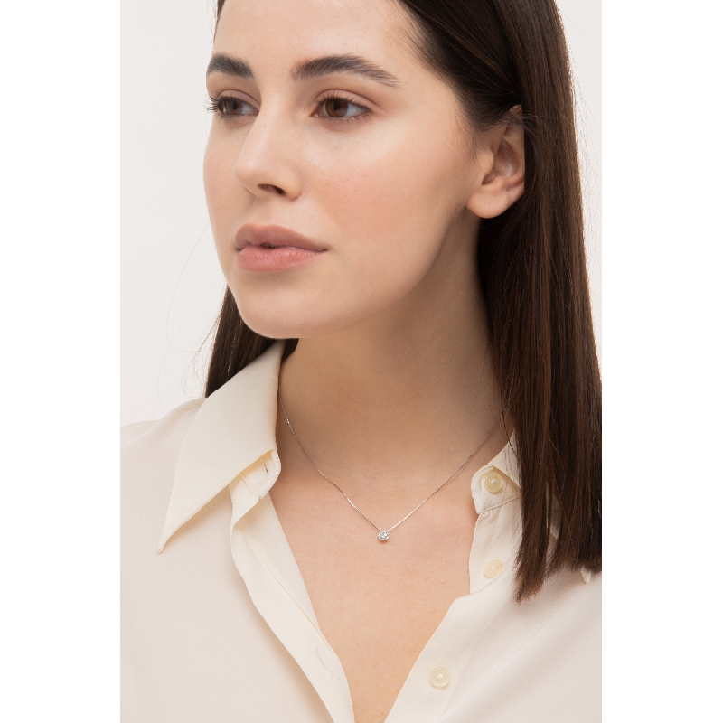 Necklace in white gold 18k with halo pendant in diamonds and central diamonds, of about 0.10 ct Necklace in white gold 18k with halo pendant in diamonds and central diamonds, of about 0.10 ct