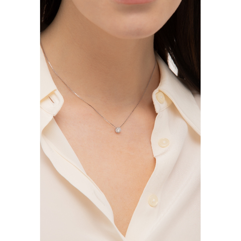 Necklace in white gold 18k with halo pendant in diamonds and central diamonds, of about 0.10 ct Necklace in white gold 18k with halo pendant in diamonds and central diamonds, of about 0.10 ct