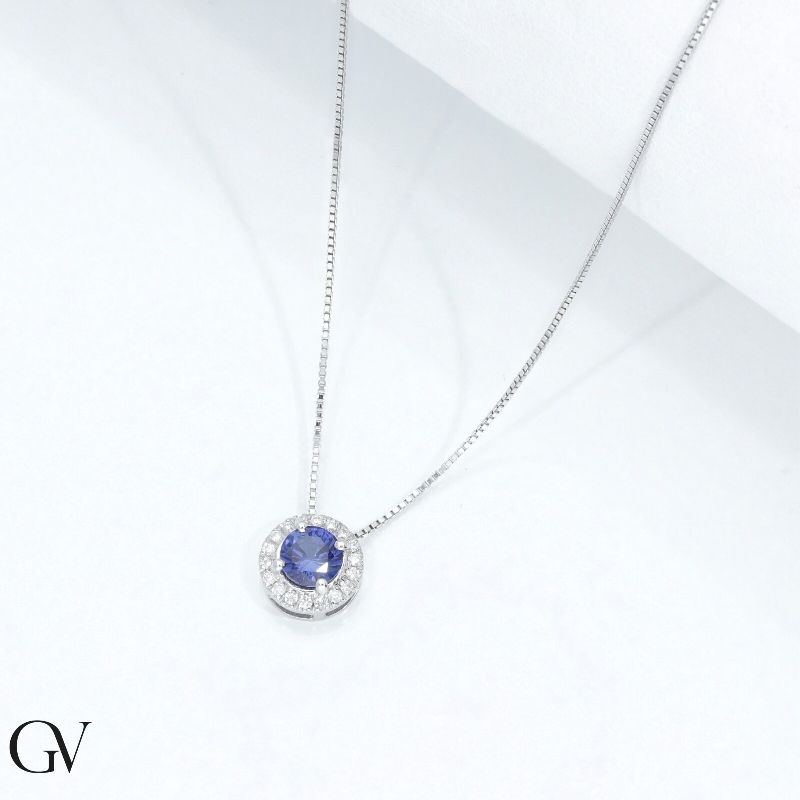 Necklace in white gold 18k with central blue sapphire and diamonds Necklace in white gold 18k with central blue sapphire and diamonds