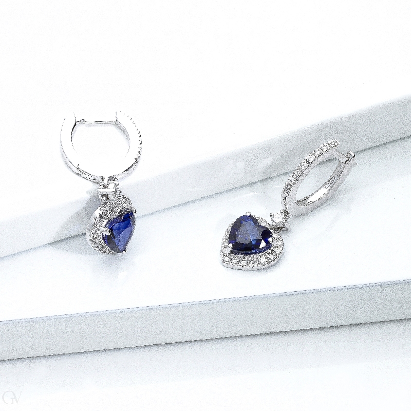 Earrings in white gold 18k with diamonds and blue sapphires heart cut, 6x6 mm