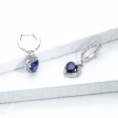 Earrings in white gold 18k with diamonds and blue sapphires heart cut, 6x6 mm