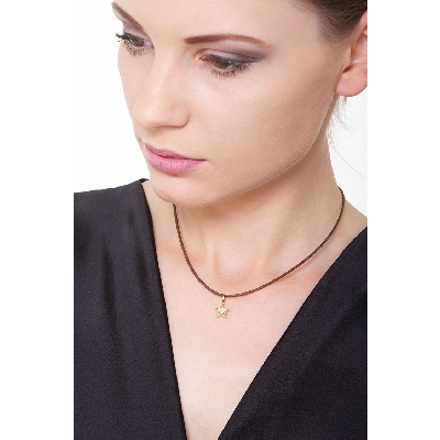 Smiling star pendant in 18k yellow gold