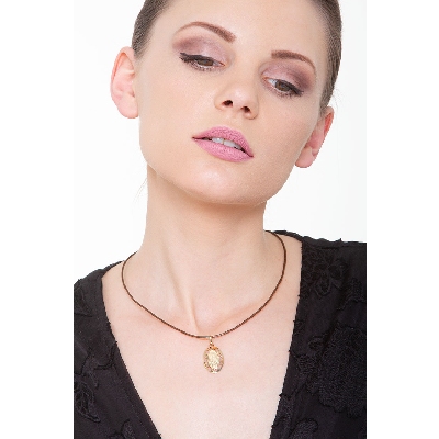 Oval Virgin Mary pendant in 18k yellow gold