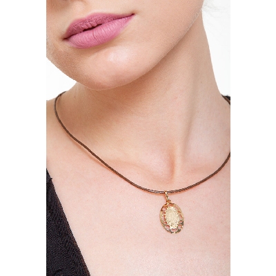 Oval Virgin Mary pendant in 18k yellow gold